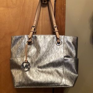 Michael Kors authentic shoulder bag like new